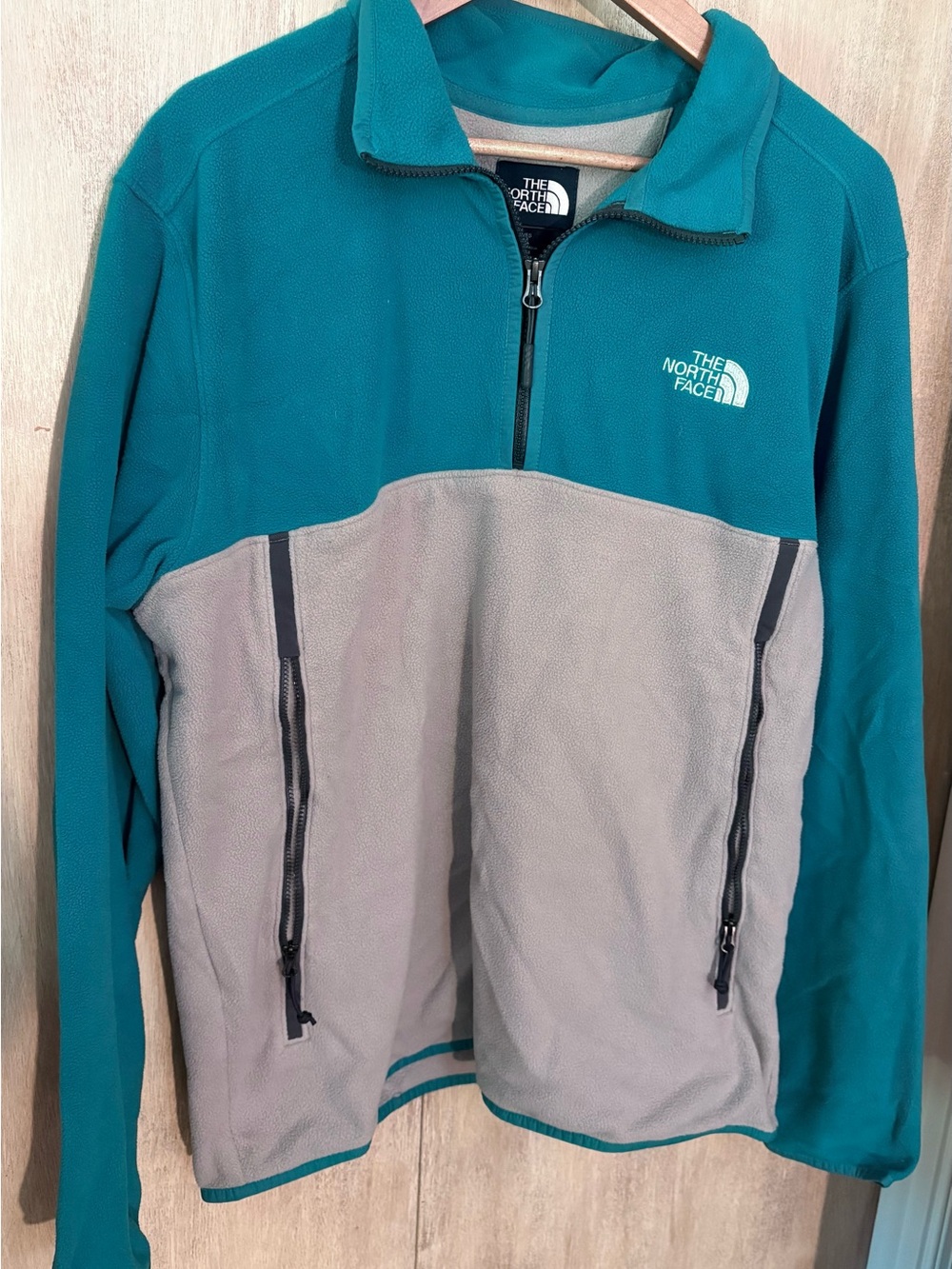 The North Face Men’sTeal & Light Gray Fleece Pullover Quarter zip Size L